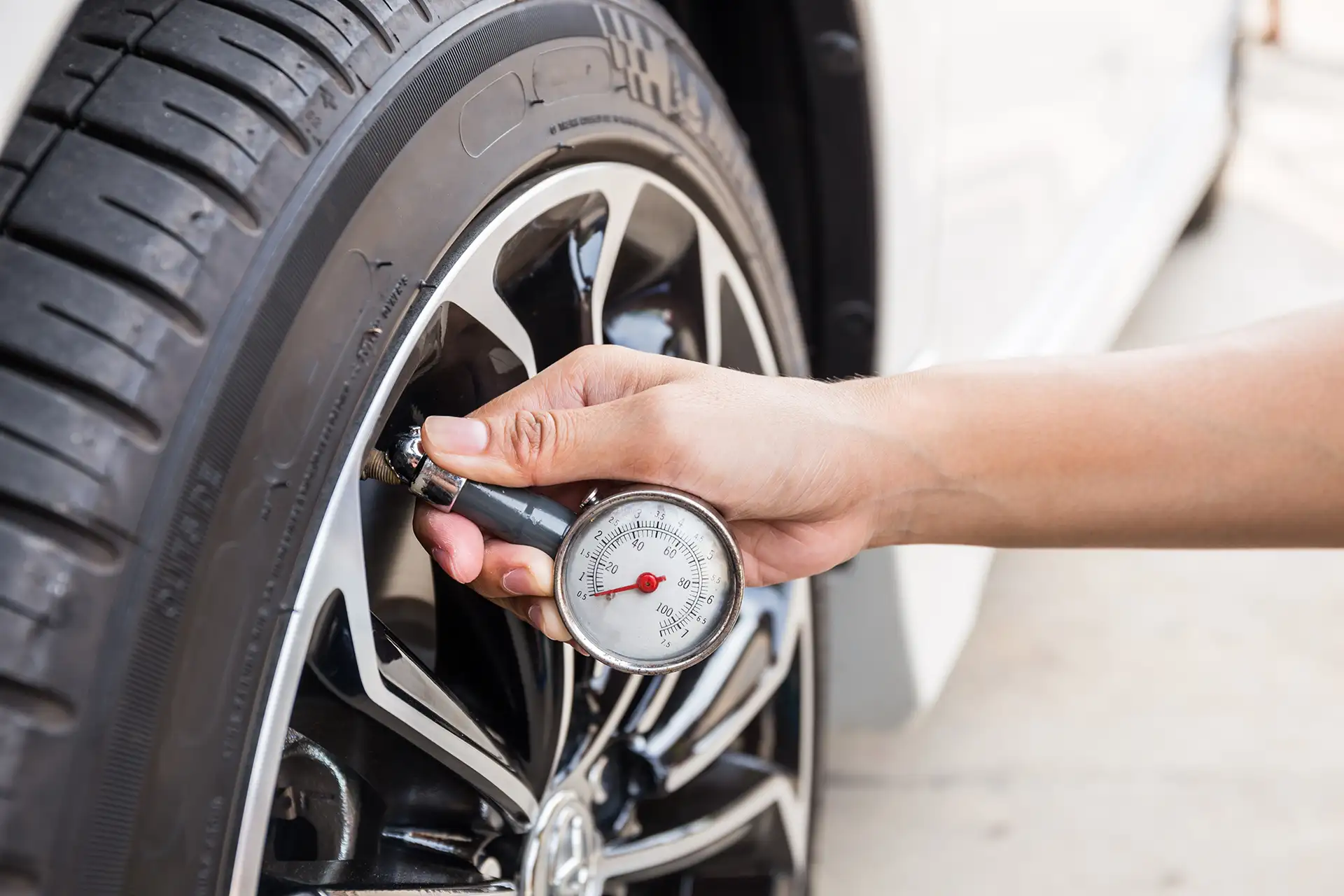 Pressione gomme: come e quando controllarla